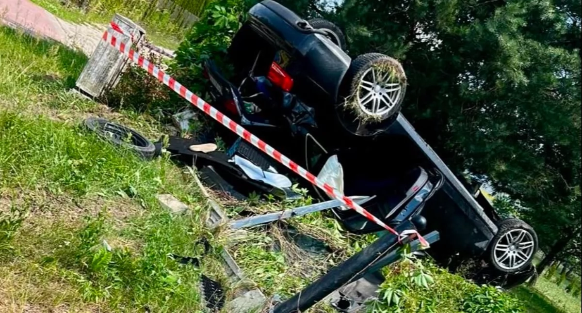 Na zdjęciu rozbite Audi, którym poruszał się 18-latek / Fot. KPP Radomsko 