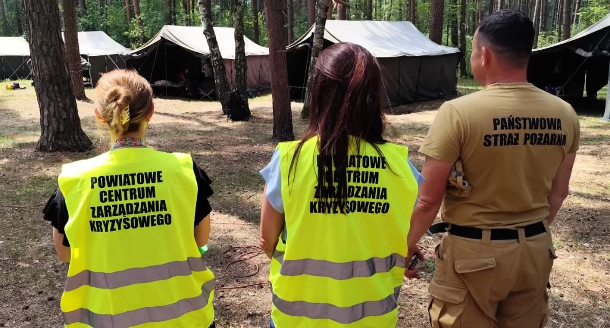 Zdjęcie pokazuje zajęcia teoretyczne i praktyczne obozowiczów z druhami z Państwowej Straży Pożarnej w Wieluniu. / Fot.: Państwowa Straż Pożarna w Wieluniu