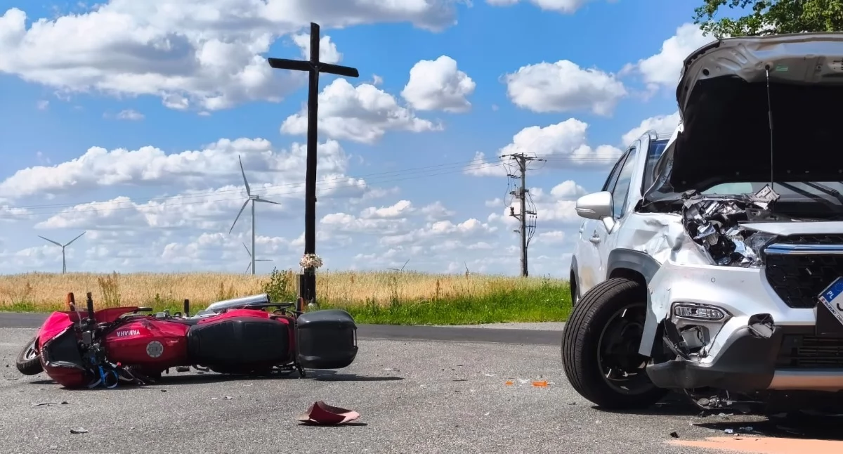 Na zdjęciu wypadek samochodu osobowego i motocykla w m. Masłowice (gm. Wieluń, pow. wieluński) / fot.: Joanna Major