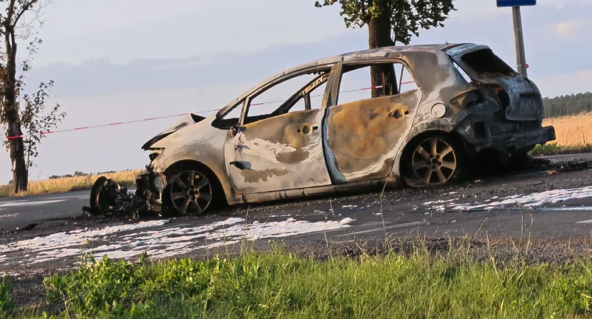Na zdjęciu wypadek i pożar auta i motocykla w Pątnowie na DK43 / fot.: Joanna Major