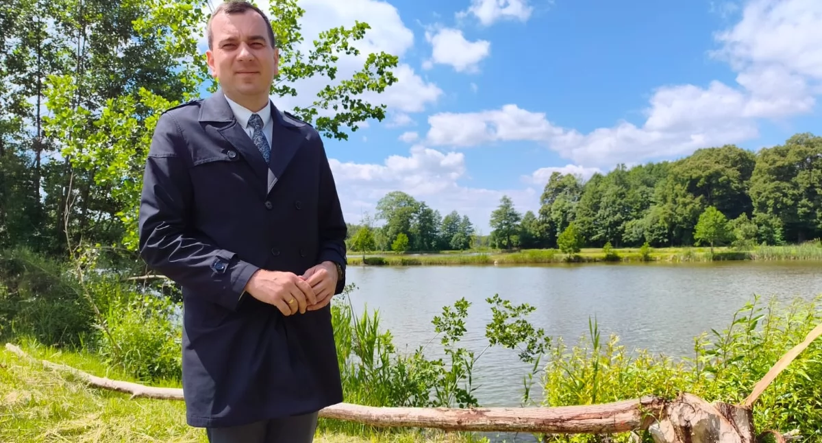 Na zdjęciu wójt gminy Siemkowice Kamil Ceglarek opowiada o renowacji stawu w Siemkowicach / fot.: Joanna Major