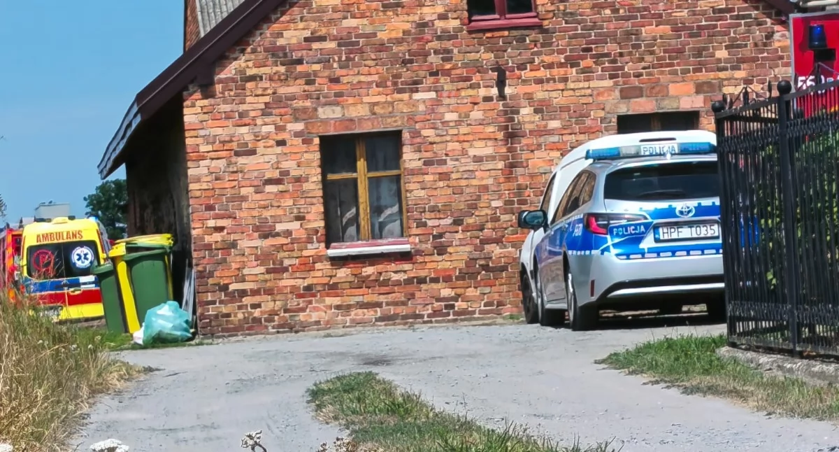 Na zdjęciu służby w akcji podczas pożaru w m. Walenczyzna (gm. Skomlin), wywołanego wypalaniem traw / fot.: Joanna Major