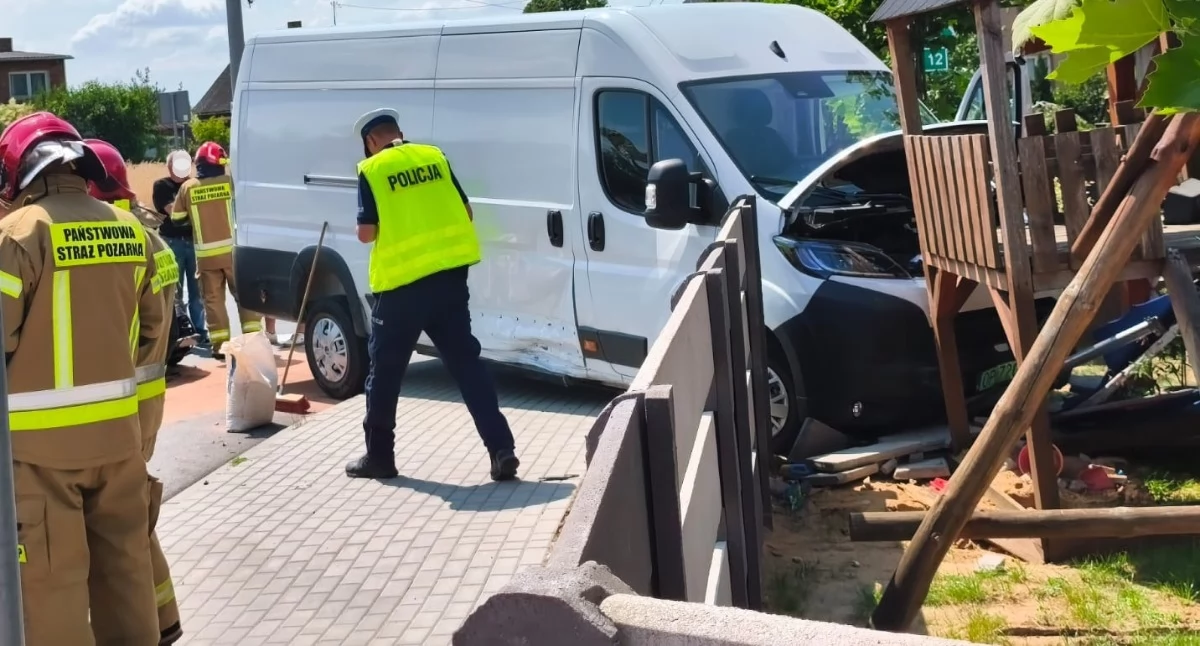 Na zdjęciu wypadek busa i osobówki w m. Wróblew (gm. Skomlin, pow. wieluński) / fot.: Joanna Major