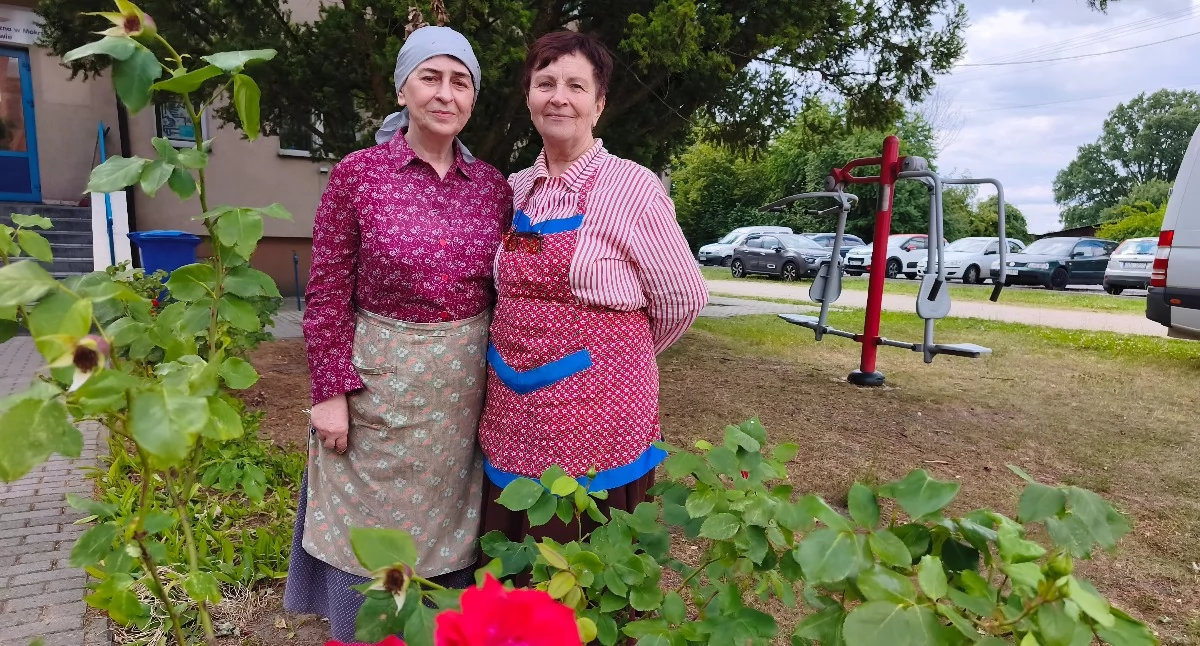 Na zdjęciu Grażyna Hadryś z Ożarowa oraz kierownik Zespołu Folklorystycznego z Popowic Dorota Pęcherz/fot.: Iwona Domagała