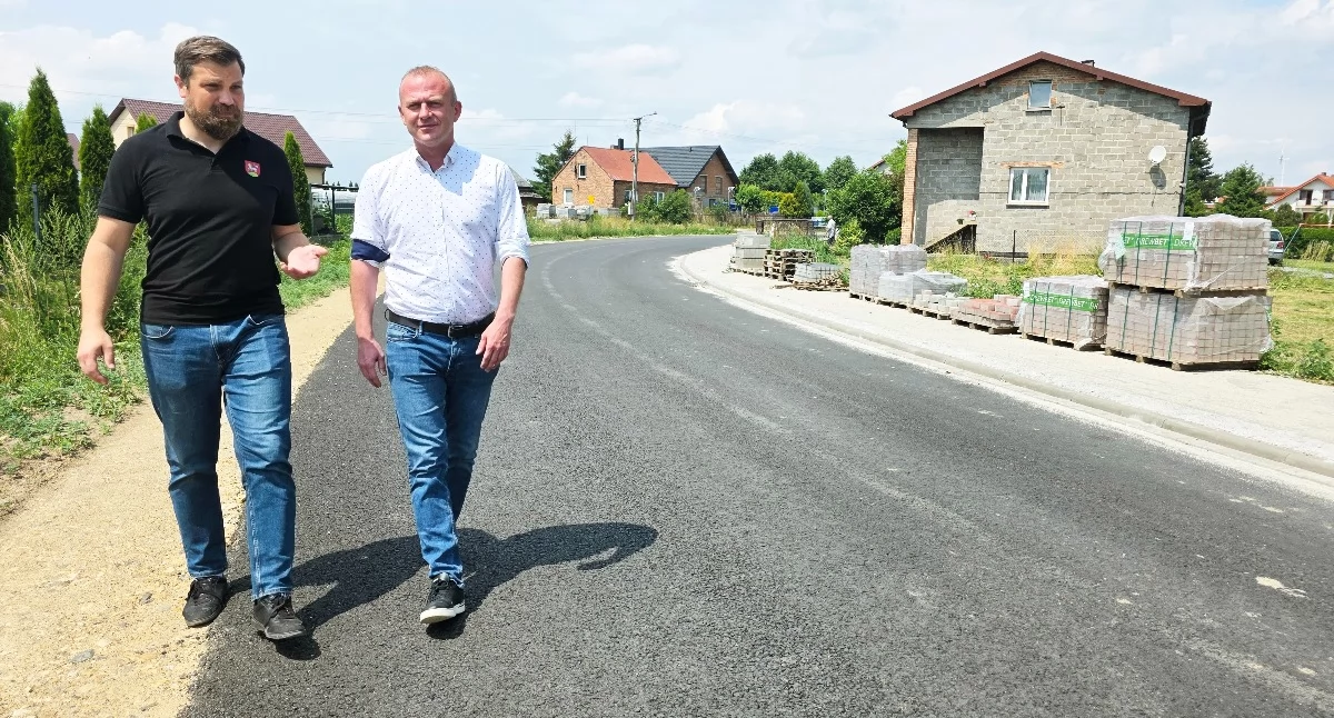 Na zdjęciu: wicestarosta powiatu wieluńskiego Krzysztof Dziuba i kierownik Powiatowego Zarządu Dróg Bartłomiej Panek - budowa drogi w m. Raczyn, w gminie Czarnożyły / fot.: Sławomir Rajch