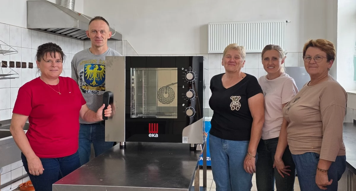 Na zdjęciu członkinie KGW w Wielgiem wraz z radnym Piotrem Pawlakiem/fot.: Koło Gospodyń Wiejskich w Wielgiem
