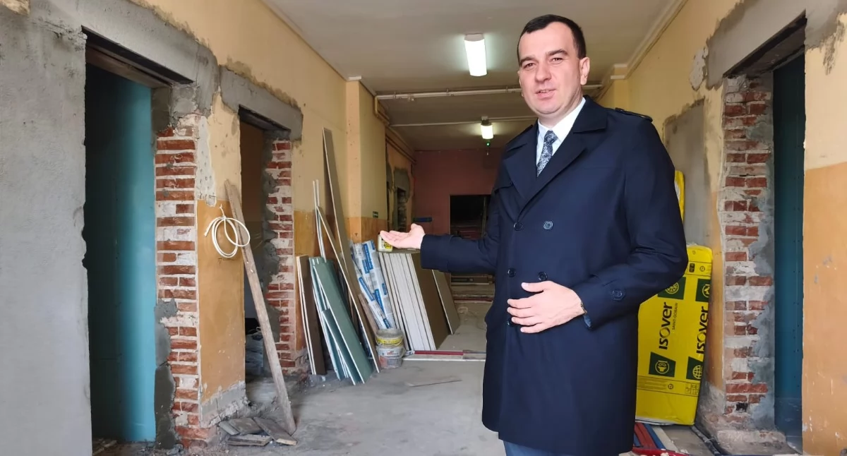 Na zdjęciu wójt gminy Siemkowice Kamil Ceglarek nadzoruje osobiście postępy prac budowlanych w Lipniku, gdzie powstaje żłobek, a właściwie klub dziecięcy / fot.: Joanna Major
