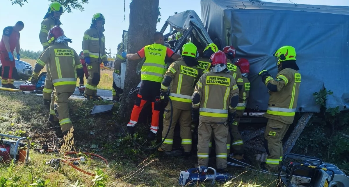 Na zdjęciu wypadek w m. Antoniówka w gminie Kleszczów. Trzy ranne osoby z powiatu pajęczańskiego / fot.: KPP w Bełchatowie