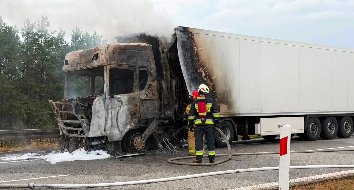 Na zdjęciu pożar ciężarówki na S8. Zatrzymany pijany kierowca innego auta / fot.: OSP Złoczew