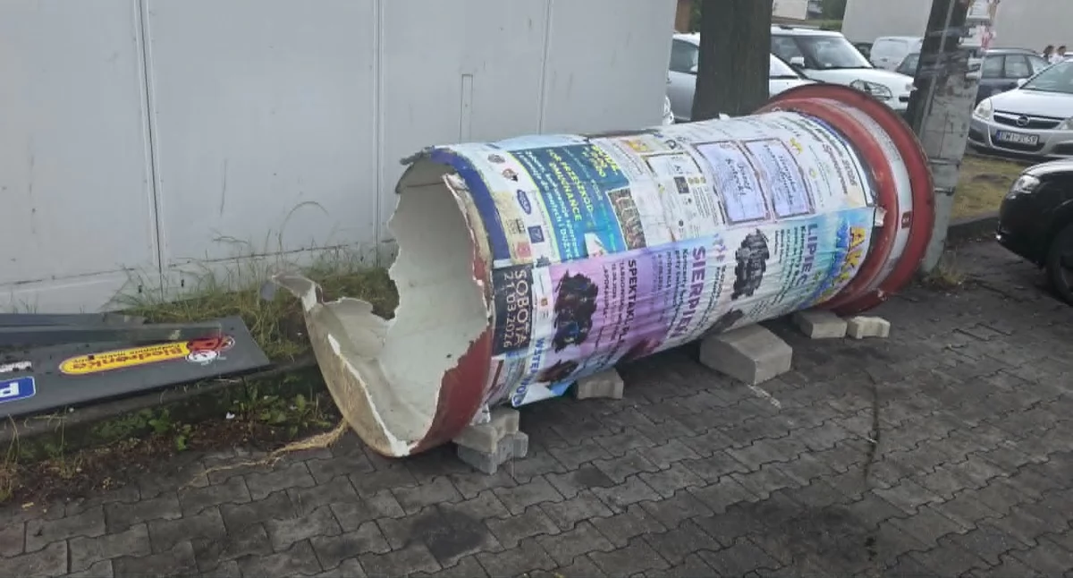 Na zdjęciu kolizja na parkingu w Wieluniu. Volvo uderzyło w słup ogłoszeniowy / fot.: Sławomir Rajch