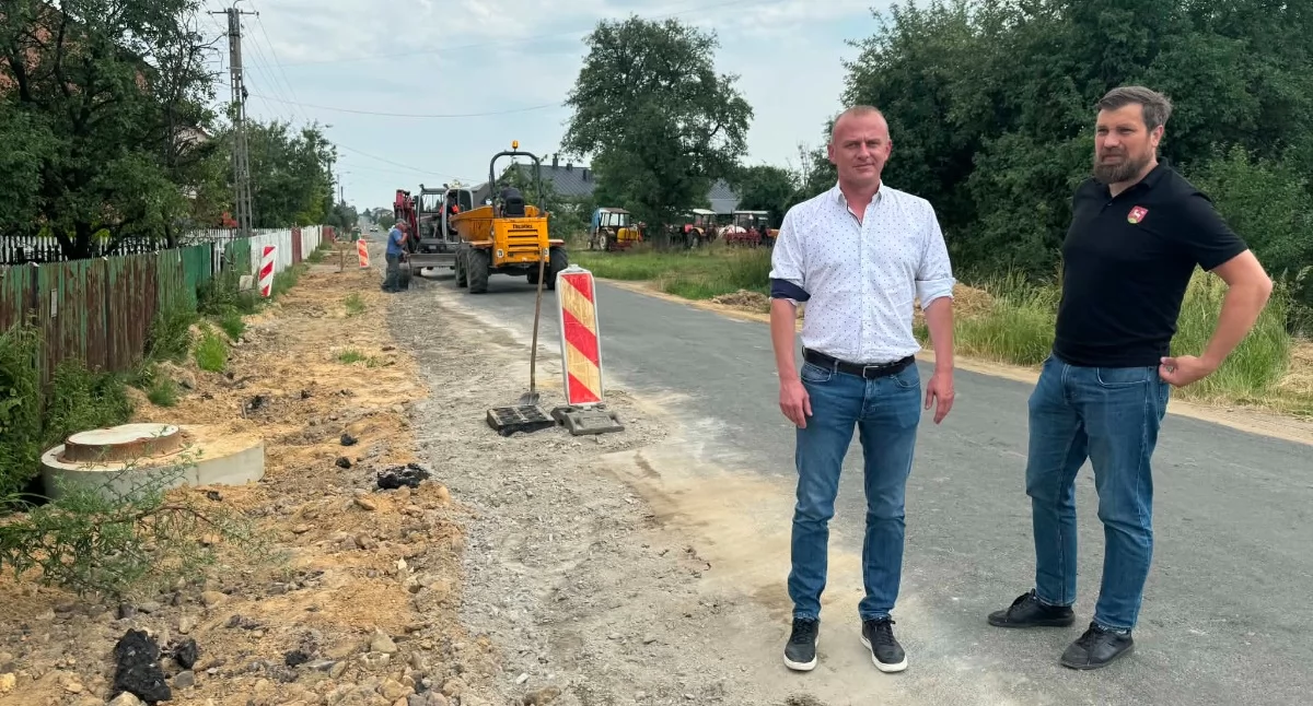 Na zdjęciu dyrektor Powiatowego Zarządu Dróg w Wieluniu Bartłomiej Panek oraz wicestarosta wieluński Krzysztof Dziuba/fot.: Sławomir Rajch