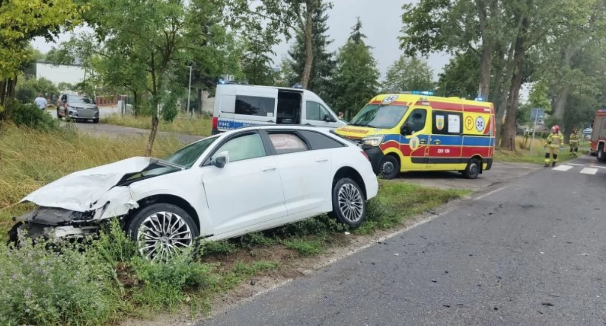 Audi zderzyło się z ciężarówką, a potem wjechało do rowu / fot.: KPP w Piotrkowie Trybunalskim
