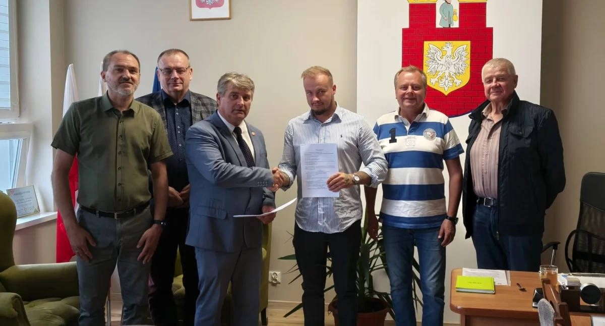 Zdjęcie z przekazania placu budowy w Urzędzie Gminy Kiełczygłów/fot.: Gmina Kiełczygłów