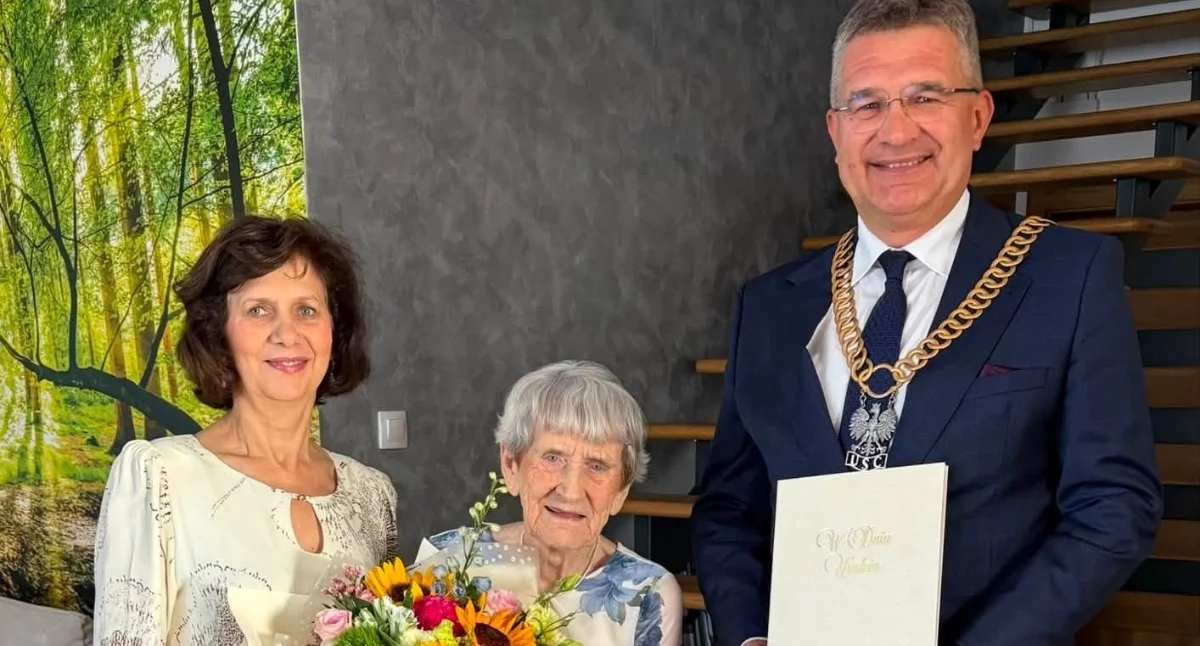 Na zdjęciu wiceprzewodnicząca Rady Miejskiej Jolanta Bilska, jubilatka Anna Wrona oraz burmistrz Pajęczna Dariusz Tokarski/fot.: Urząd Miejski w Pajęcznie