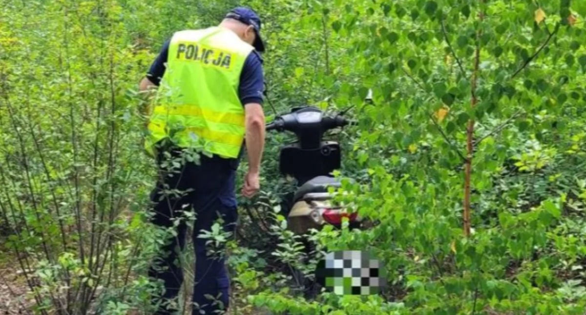Na zdjęciu znaleziony w zaroślach pojazd / Fot. KPP Bełchatów