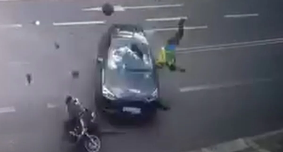 Na zdjęciu moment wypadku w Pabianicach / Fot. Facebook / Straż Miejska Pabianice