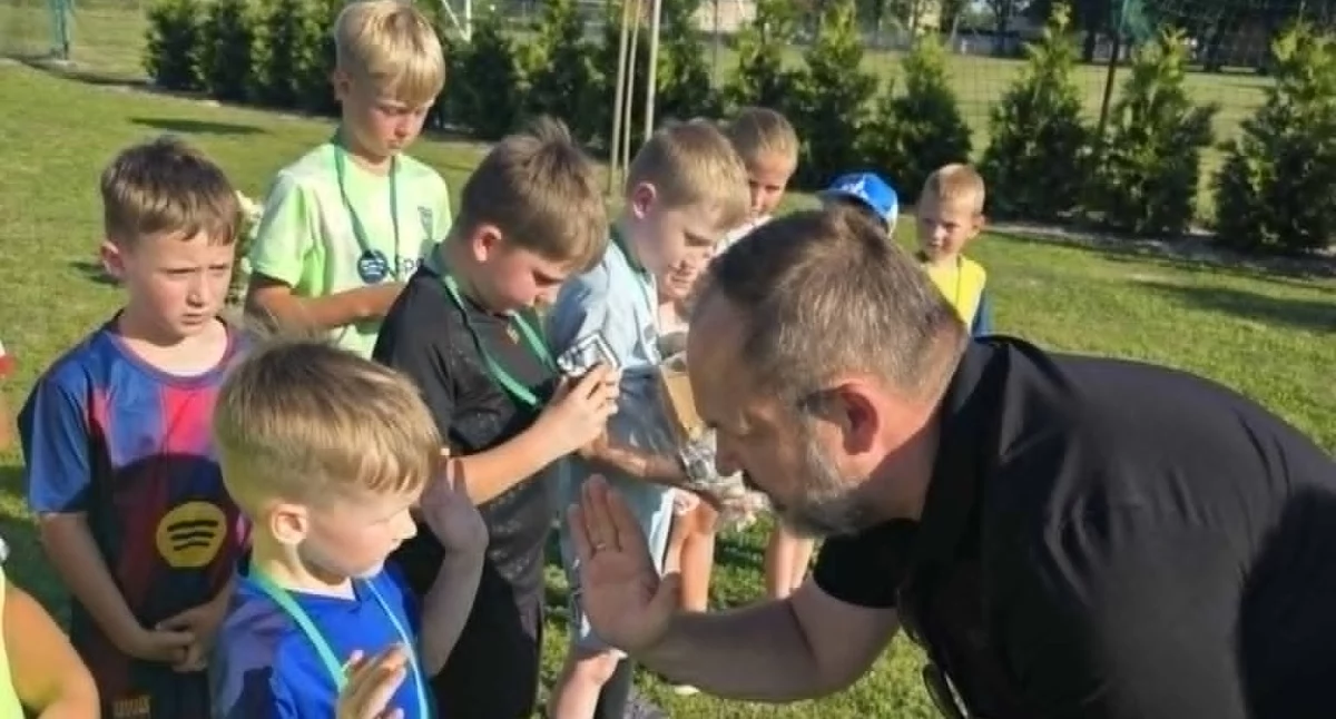 Na zdjęciu profesjonalny trening piłkarski dla dzieci i piknik rodzinny w Łyskorni / fot.: archiwum Aktywna Łyskornia