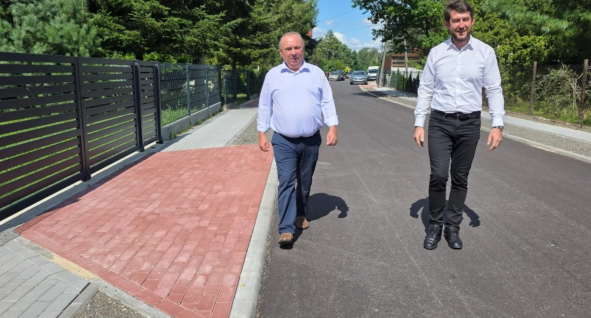Wójt gminy Konopnica Jacek Kurowski oraz kierownik referatu rozwoju gospodarczego, gospodarki komunalnej i ochrony środowiska Marcin Smejda na ulicy Słonecznej w Konopnicy / fot.: Sławomir Rajch