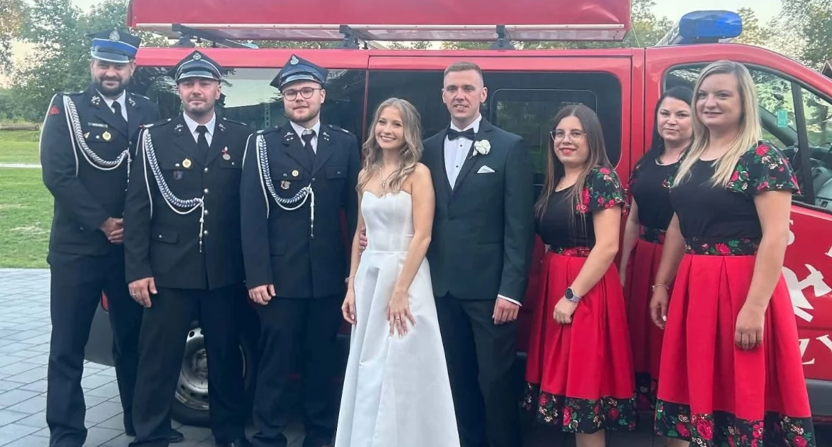 Na zdjęciu Młoda Para wraz z druhami OSP Gaszyn oraz paniami z KGW/fot.: OSP Gaszyn