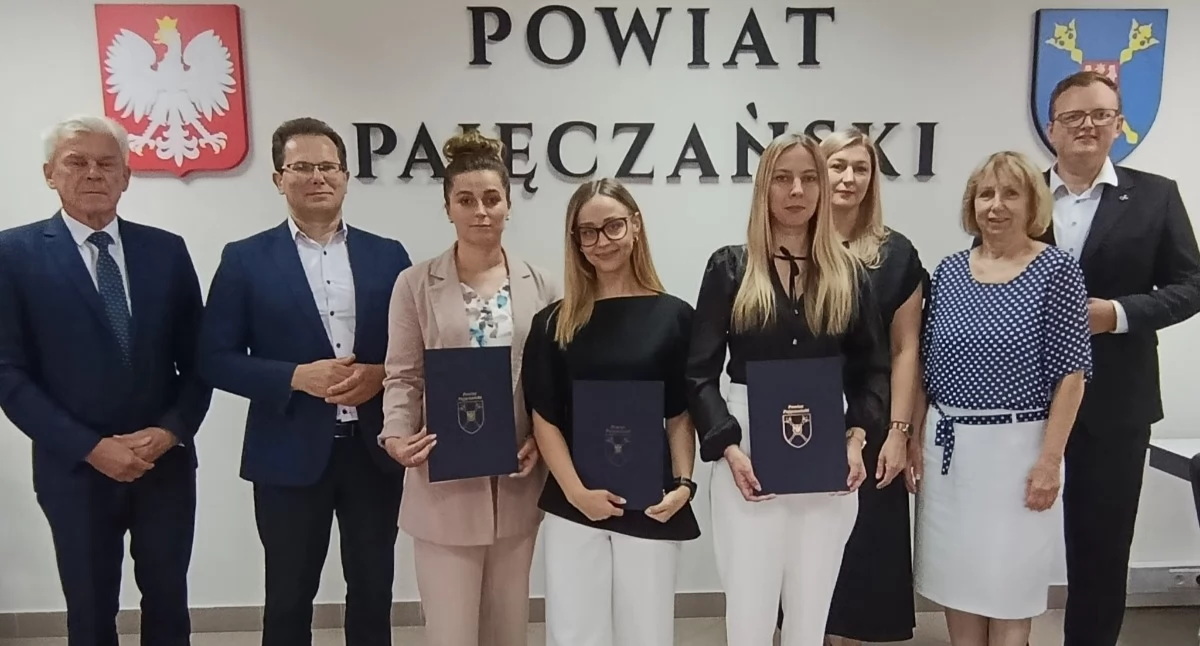 Zdjęcie z uroczystości wręczenia aktów nadania stopnia nauczyciela mianowanego w Pajęcznie/fot.: Powiat Pajęczański