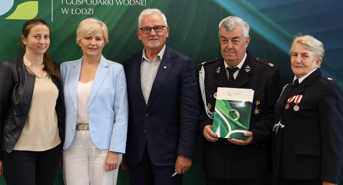 Zdjęcie z uroczystego podpisania umowy o dofinansowanie na nowy wóz ratowniczo-gaśniczy dla OSP Osjaków/fot.: Gmina Osjaków