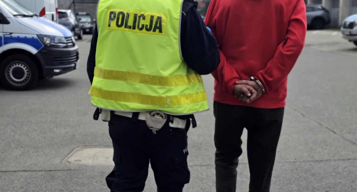 Na zdjęciu moment zatrzymania 33-latka / Fot. KMP Piotrków Trybunalski 