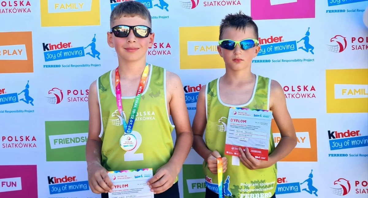 Na zdjęciu duet zawodników z Bieniądzic - Kuba Kowalski (z lewej) oraz Jakub Jasicki (z prawej) / Fot. Facebook / Szkoła Podstawowa im. Władysława Bełzy w Bieniądzicach