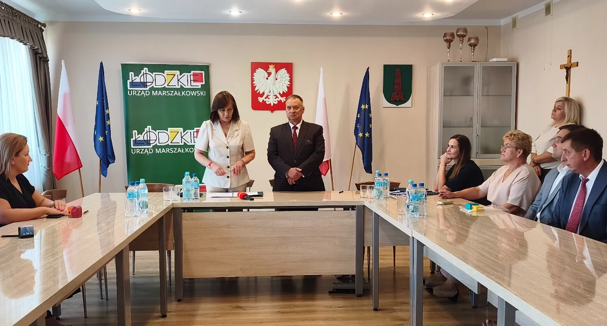 Zdjęcie z uroczystego podpisania umów dotacyjnych w Urzędzie Gminy w Mokrsku/fot.: Iwona Domagała