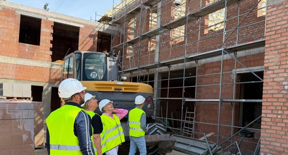 Na zdjęciu prace modernizacyjne remizy OSP KSRG Osjaków dobiegają końca. Burmistrz Kostrzycka: To duża i wyczekiwana inwestycja. Wszyscy będziemy z niej zadowoleni / fot.: archiwum UMiG Osjaków