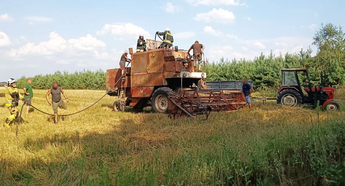 Zdjęcie z akcji gaśniczej kombajnu w Radoszewicach/fot.: OSP KSRG Radoszewice