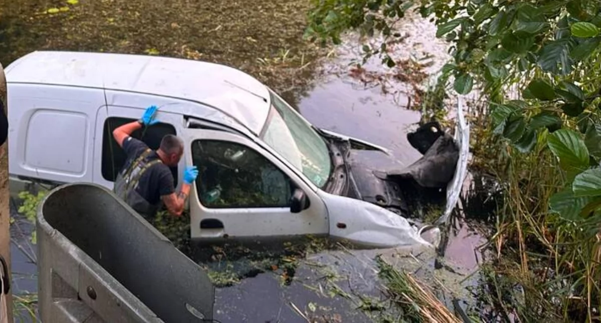 Zdjęcia samochodu, który wpadł do wody / fot.: KPP Piotrków Tyrbunalski 