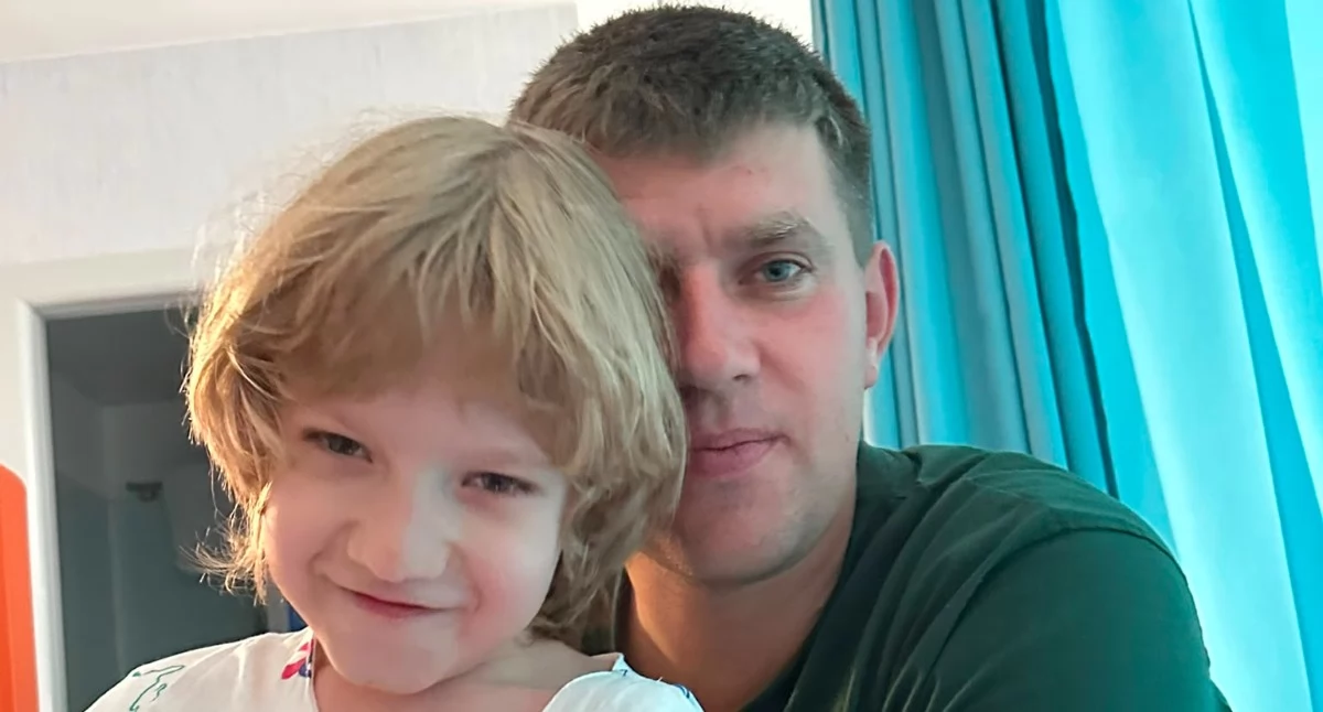 Na zdjęciu 8-letni Oskar Pułka z tatą Mateuszem. Serce chłopca musi być pod stałą kontrolą kardiologów do końca życia / fot.: archiwum rodziny