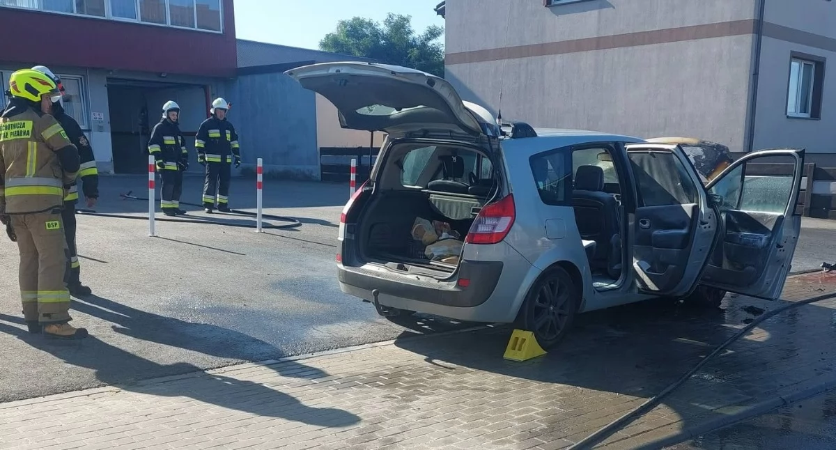 Zdjęcie z pożaru samochodu w Strobinie w gminie Konopnica / fot.: OSP Konopnica 