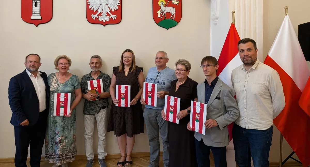 Na zdjęciu członkowie Powiatowej Rady Działalności Pożytku Publicznego w Wieluniu wraz ze starostą Maciejem Brysiem oraz wicestarostą Krzysztofem Dziubą/fot.: Powiat Wieluński