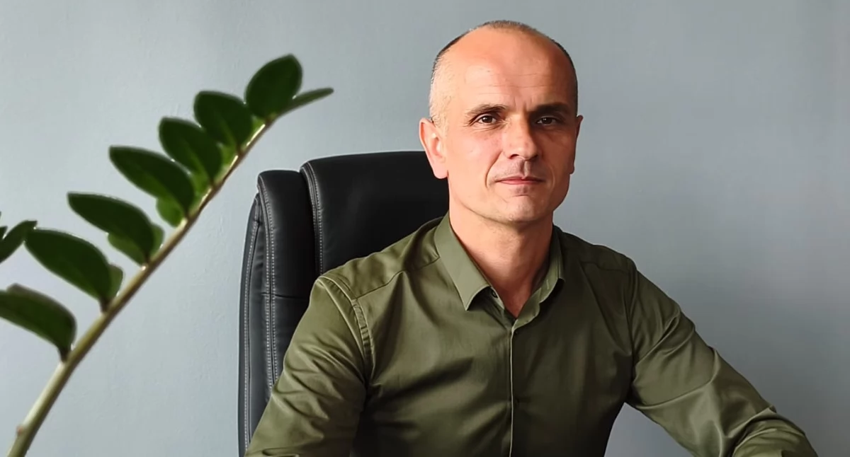 Na zdjęciu wójt gminy Strzelce Wielkie Damian Ciemcioch o remoncie drogi w Dębowcu: Może to tylko 400 metrów, ale dla mieszkańców to kamień milowy / fot.: Joanna Major