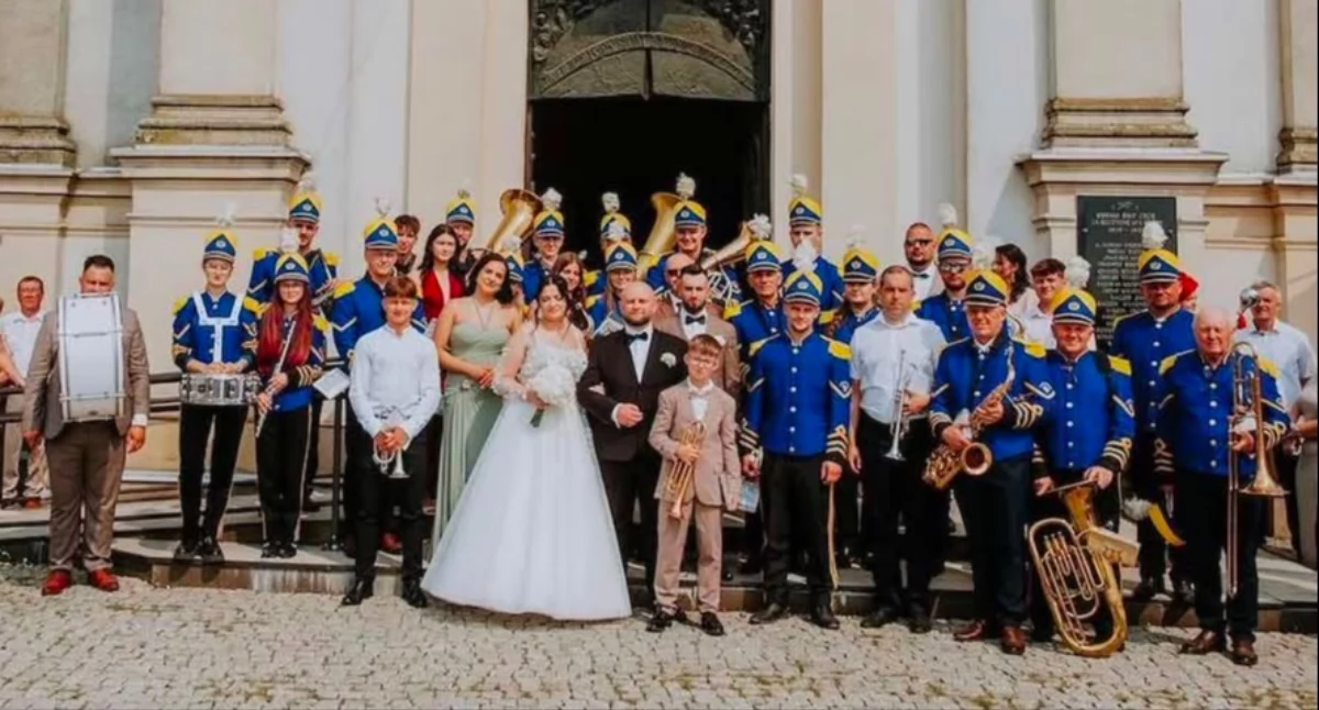 Zdjęcie z uroczystości zaślubin/fot.: Dzietrzkowice Orkiestra