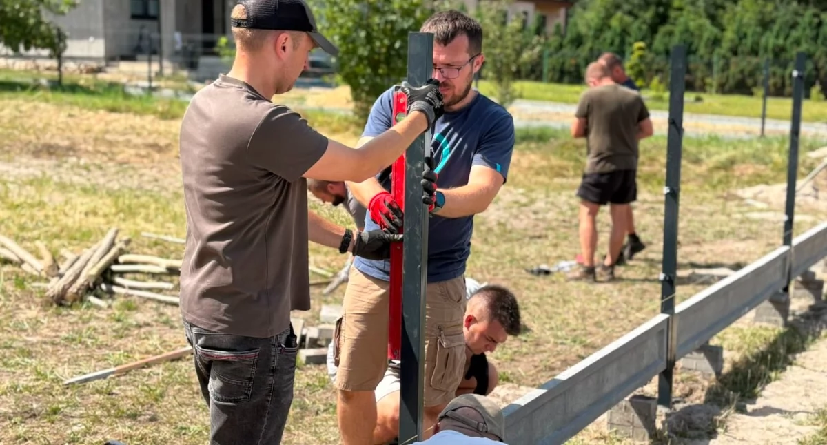 Na zdjęciu mieszkańcy Siemkowic wspólnie montują ogrodzenie powstającej we wsi strefy rekreacji / fot.: archiwum sołectwa Siemkowice