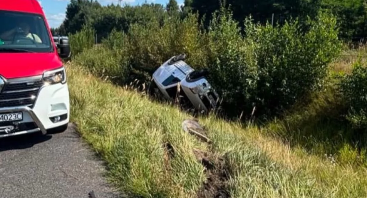 Na zdjęciu pojazd, który zjechał z drogi i dachował / Fot. KPP Zgierz 