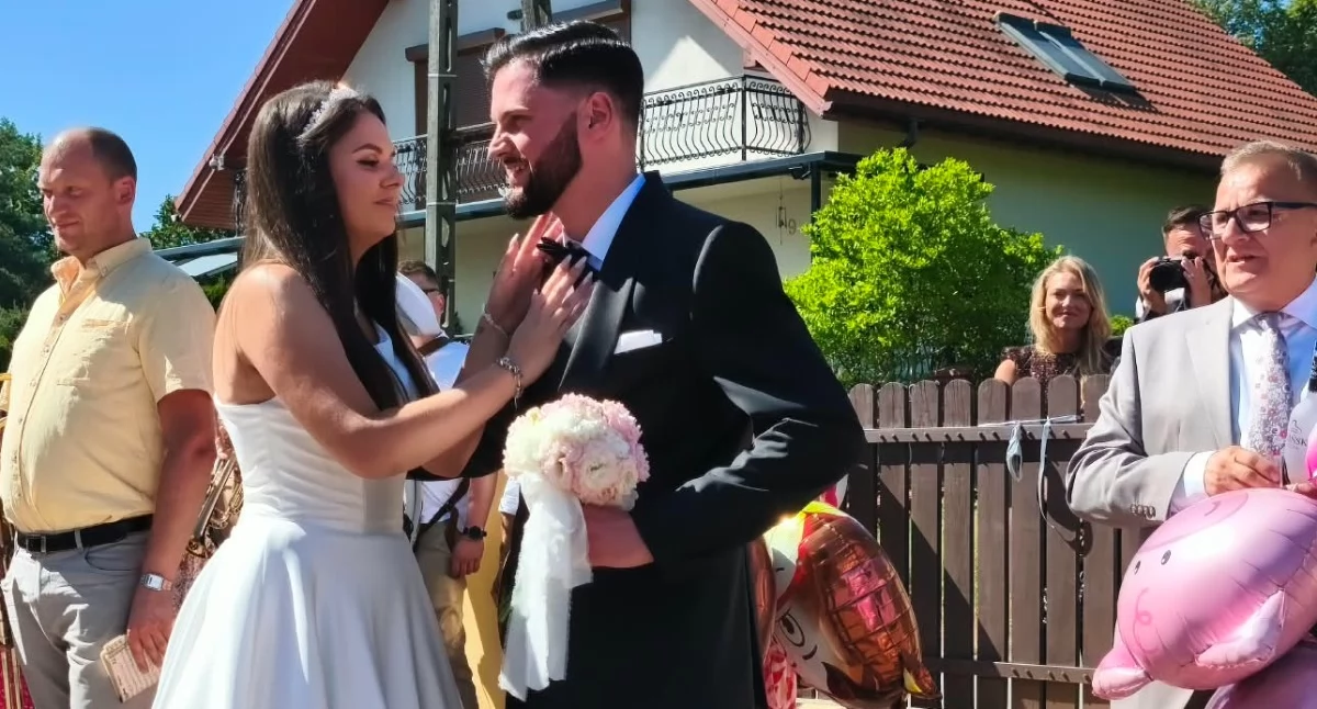 Na zdjęciu ślub Anny Piekarz, córki prezesa, i Mateusza Jędrzejewskiego, druha OSP KSRG Działoszyn / fot.: Joanna Major