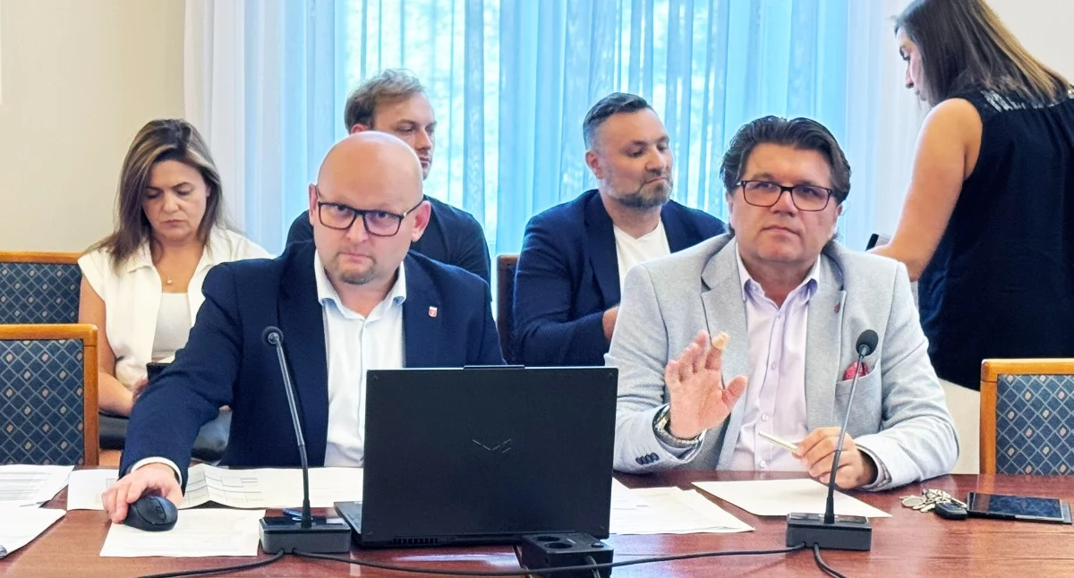Burmistrz Wielunia Paweł Okrasa i jego zastępca Paweł Walczybok w trakcie sesji byli w bardzo dobrych nastrojach, albo robili dobrą minę do złej gry... / fot.: Sławomir Rajch