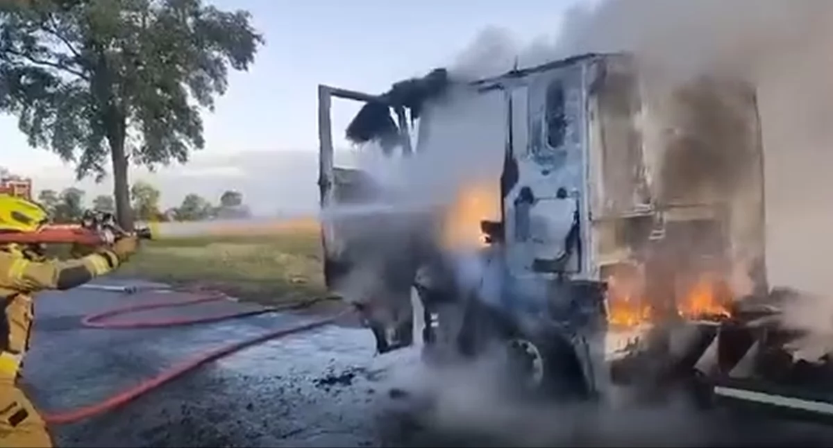 Na zdjęciu ciężarówka, która stanęła w ogniu / Fot. Facebook / OSP KSRG Lgota Wielka