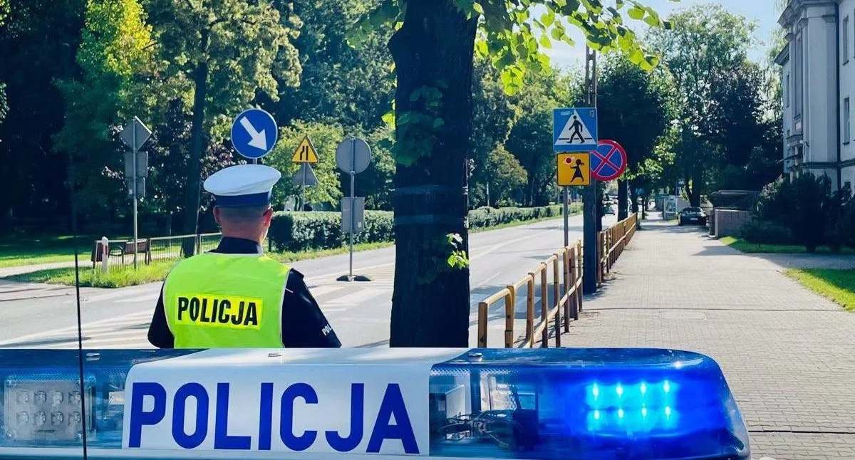 Na zdjęciu moment kontroli dróg w pobliżu szkół przez wieluńskich policjantów / Fot. KPP Wieluń