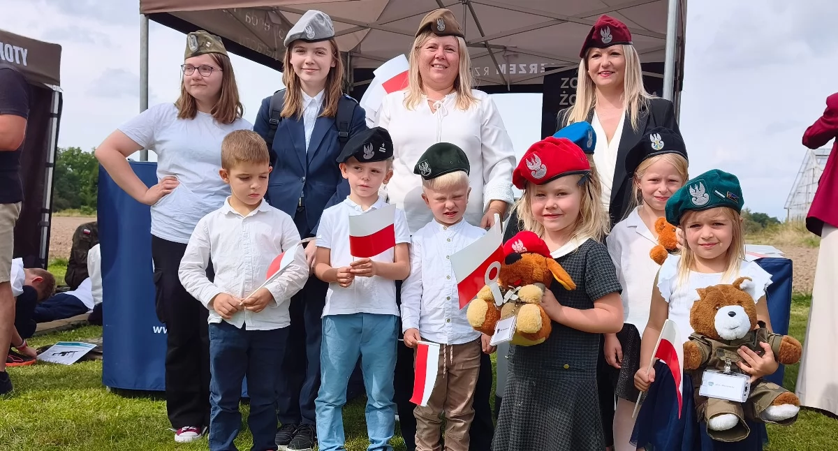 Zdjęcie z pikniku żołnierskiego w szkole w Konopnicy/fot.: Iwona Domagała