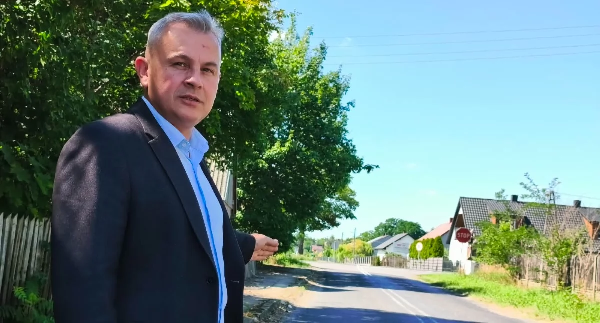 Ruszył remont drogi powiatowej w gminie Ostrówek. Na zdjęciu wójt Arkadiusz Banaś opowiada o inwestycji w miejscu jej rozpoczęcia przy DK45 / fot.: Joanna Major