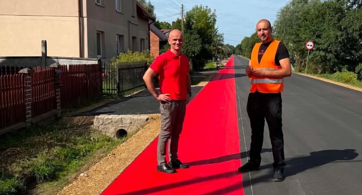 Na zdjęciu wójt gminy Strzelce Wielkie Damian Ciemcioch nadzoruje końcowe prace remontowo-budowlane na drodze powiatowej w Wistce / fot.: archiwum UG Strzelce Wielkie 