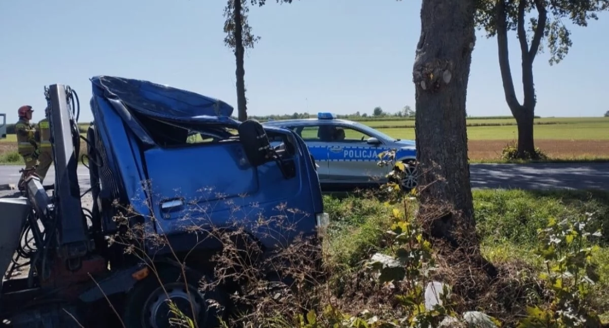 wypadki i kolizje, Zderzenie osobówek ciężarówka rowie osoby trafiły szpitala - zdjęcie, fotografia