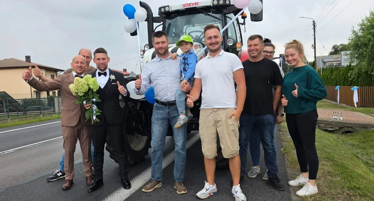 Na zdjęciu grupa rolników wraz z Panem Młodym Piotrem Kostrzewą/fot.: Sławomir Rajch