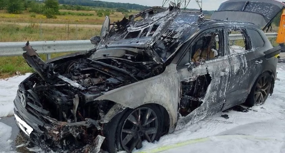 Na zdjęciu auto, które zapaliło się w trakcie jazdy na autostradzie A1 / Fot. KP PSP Radomsko 