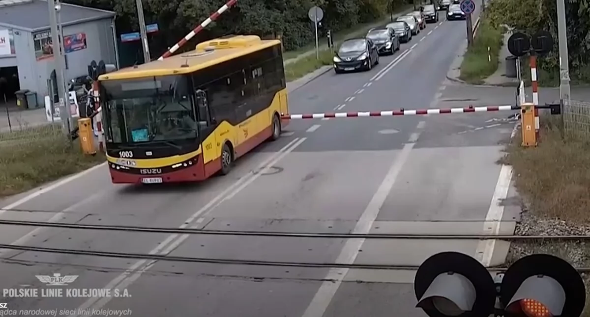 Na zdjęciu dramatyczny moment na jednym z przejazdów kolejowych w Łodzi / Fot. Facebook / Polskie Linie Kolejowa S.A.