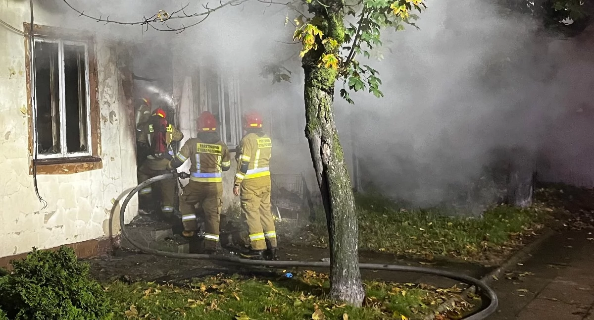 Na zdjęciu akcja ratowniczo-gaśnicza. Pożar domu w Sieradzu / fot.: KP PSP w Sieradzu